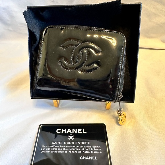 CHANEL BLACK PATENT LEATHER CARD CASE. EUC: Comes with box, card and cloth. - Picture 3 of 11
